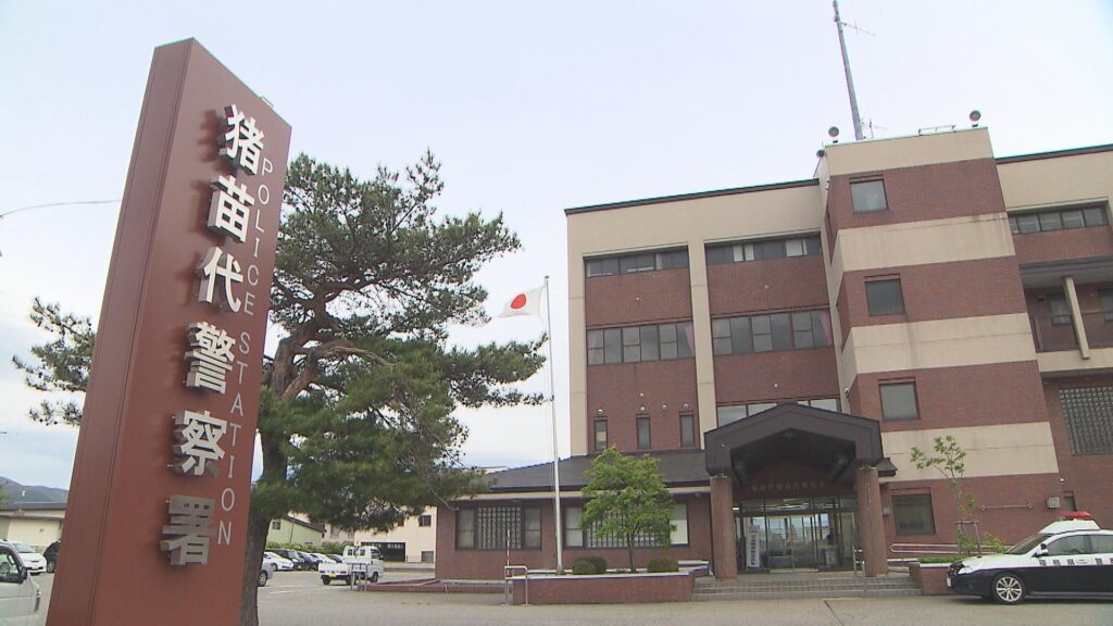 【福島】屋根から雪の塊が落ち男性にぶつかる　背中の骨を折る重傷